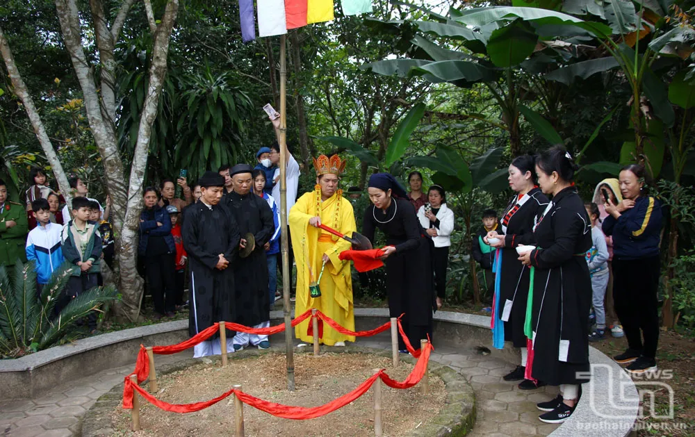 Nghi lễ xin đất tại Lễ hội Đền Đuổm
