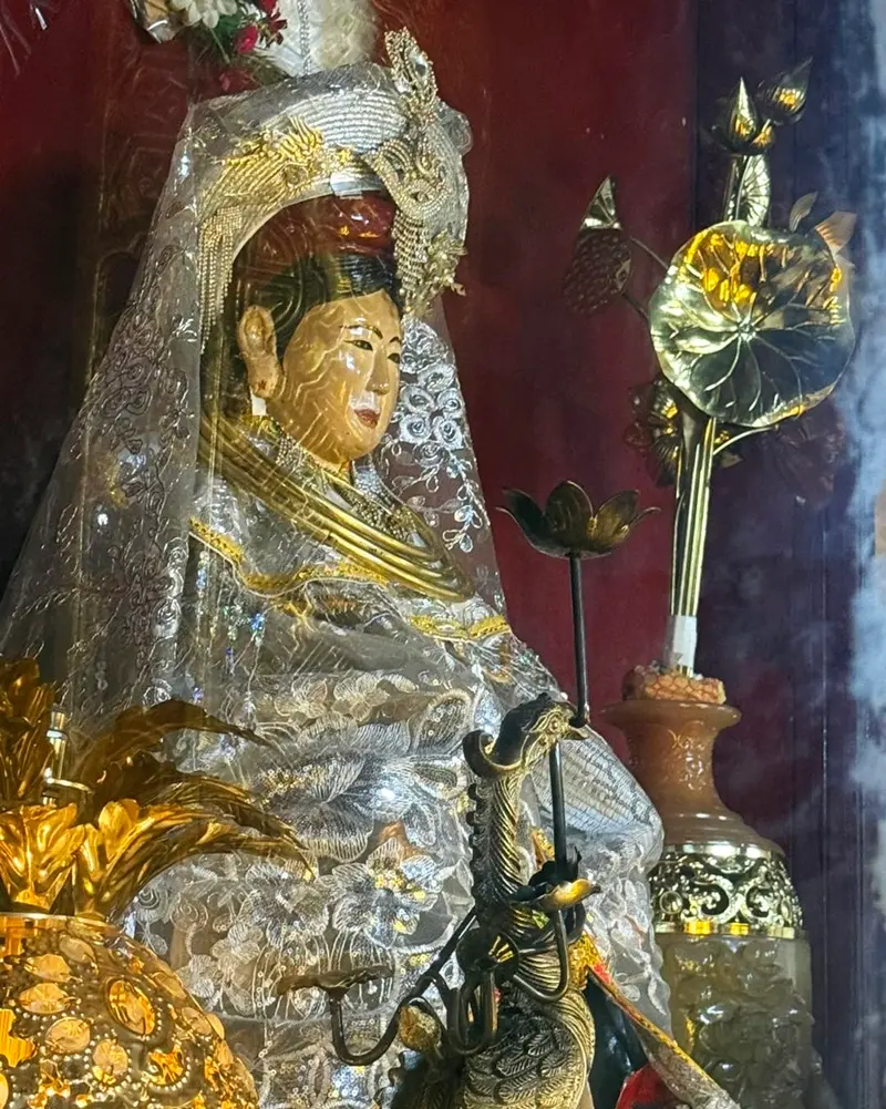 Ban thờ bà Mẫu Thoải tại Đền Vực Vông
