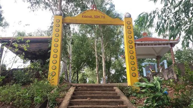 Lối lên Chùa Khánh Sơn nơi khai quật di tích khảo cổ Cù Lao Rùa