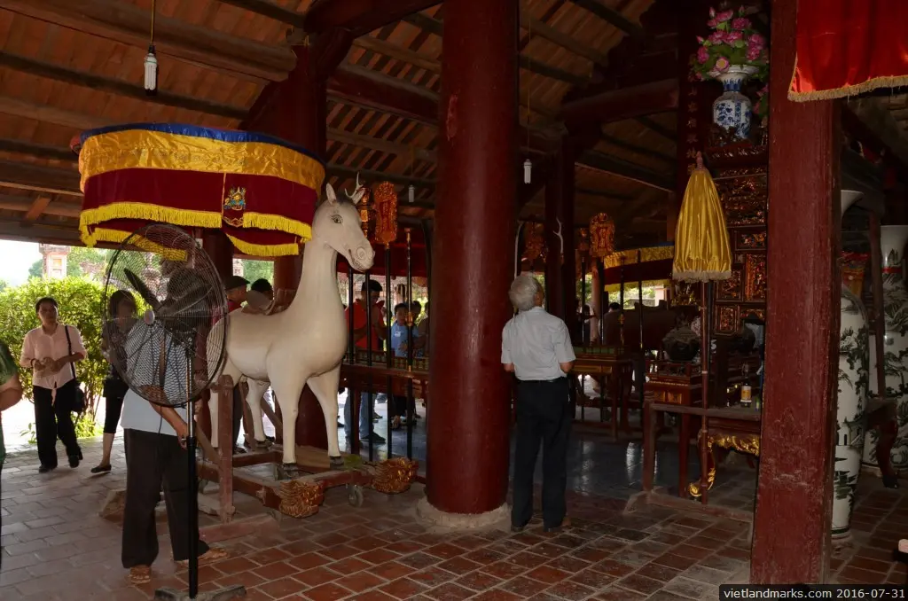 Không gian bên trong Đình Sen Hồ
