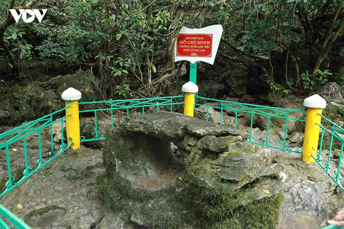 Di tích bàn ghế đá tại Khu di tích Pác Bó