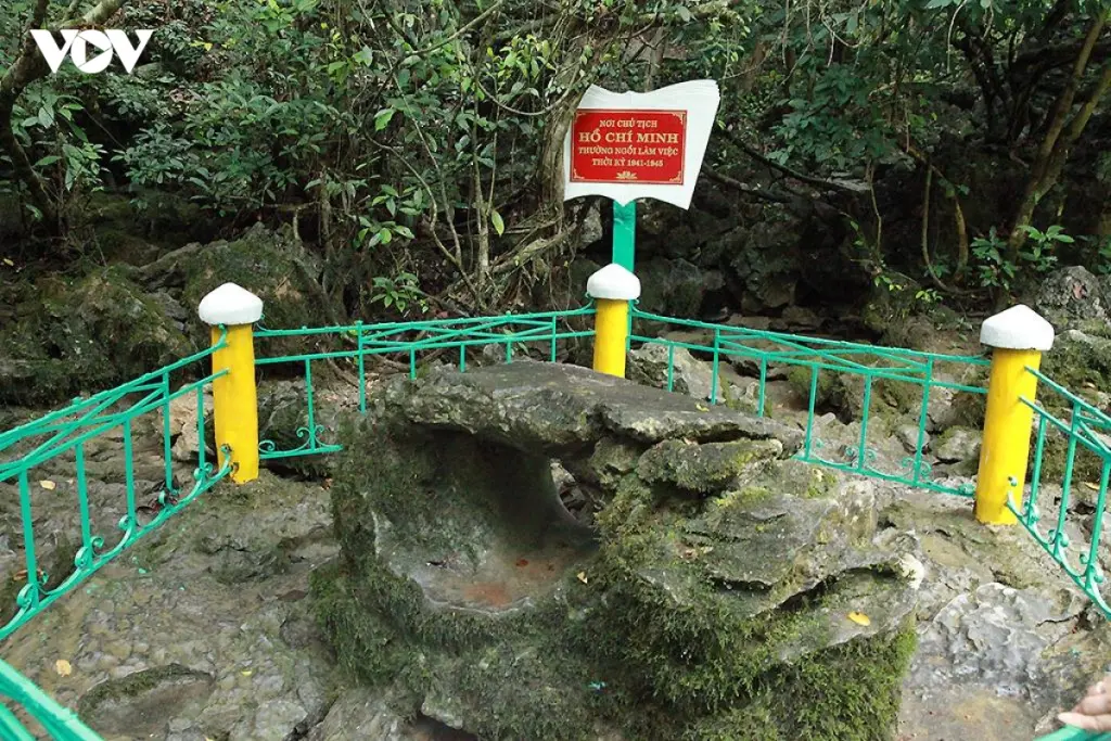 Di tích bàn ghế đá tại Khu di tích Pác Bó