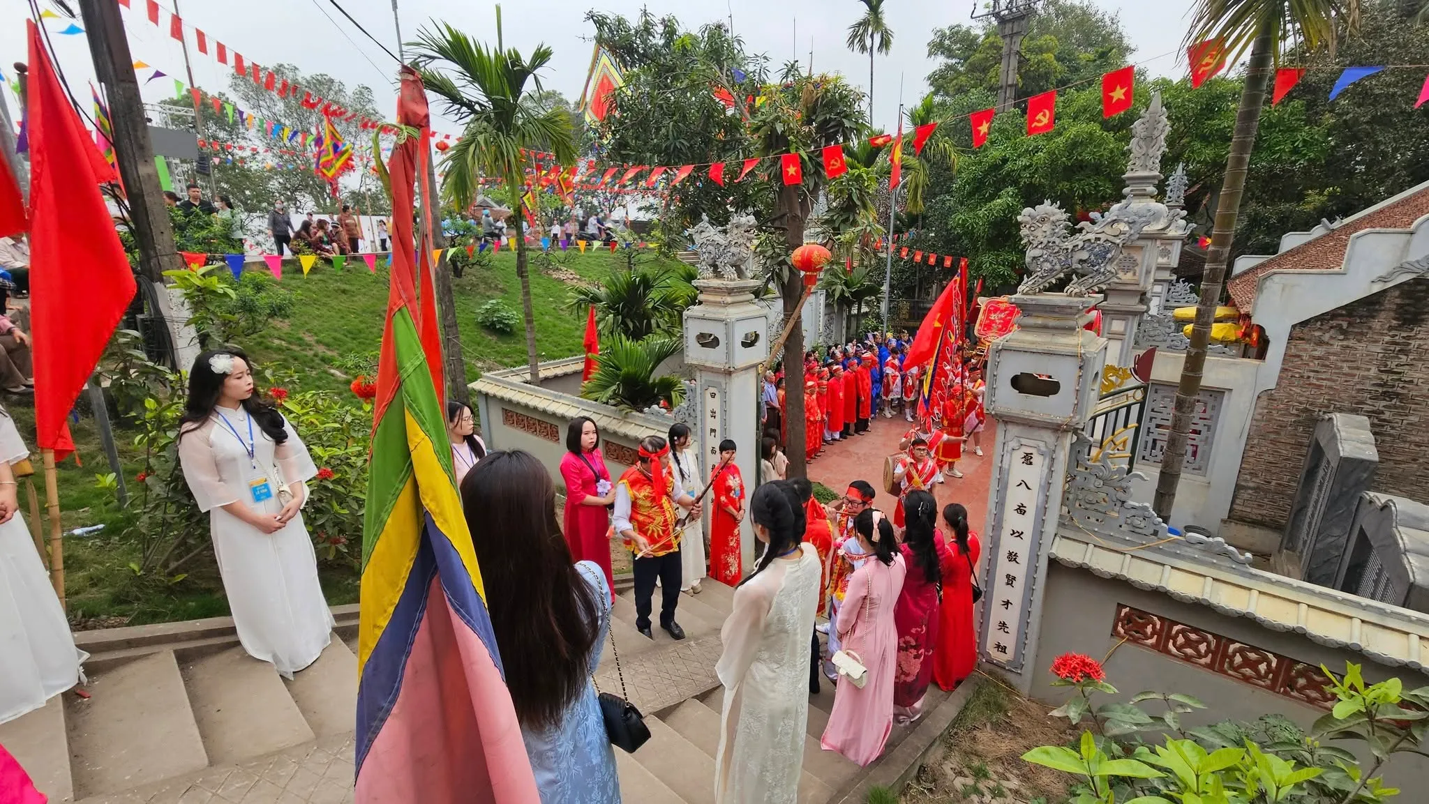 Rước kiệu Văn từ nhà Tiên hiền sang quán đền Dương Liễu trong Lễ hội Dương Liễu