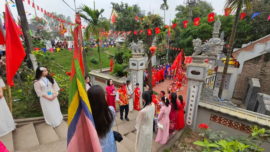 Rước kiệu Văn từ nhà Tiên hiền sang quán đền Dương Liễu trong Lễ hội Dương Liễu