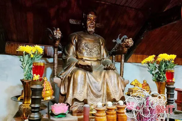 Tượng Đô đài Ngự sử Bùi Cầm Hổ