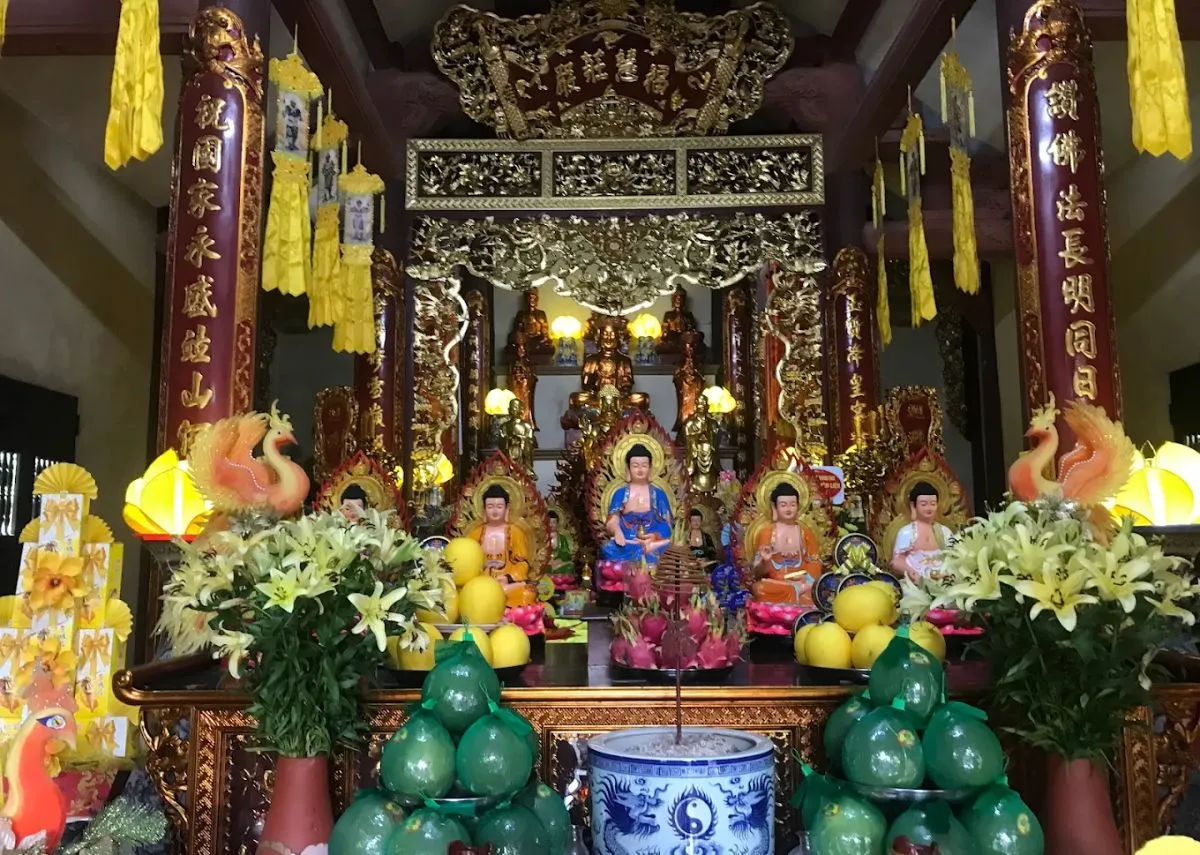 Gian thờ tại Chùa Nhẫm Dương