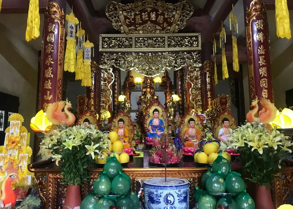 Gian thờ tại Chùa Nhẫm Dương