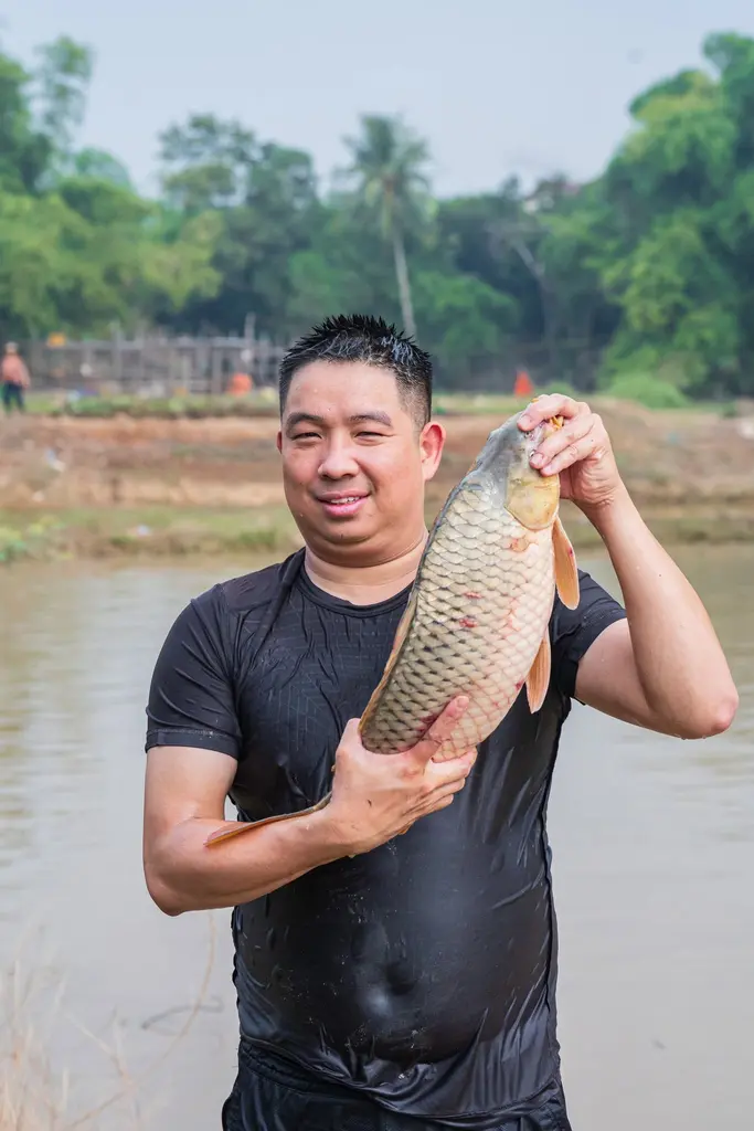 Người tham gia lễ hội Đả Ngư đền Và khoe thành quả
