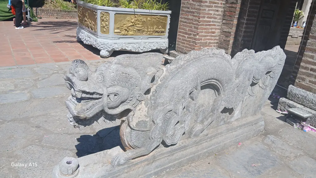 Rồng đá bên phải cổng vào đền thờ Thánh Gióng