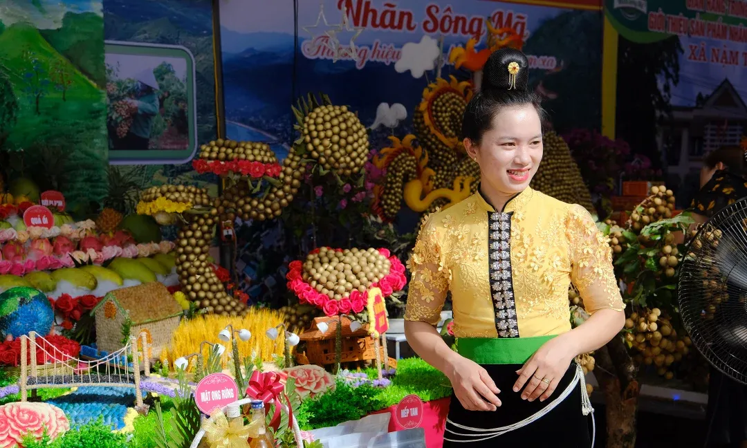 Du khách đến tham quan, trải nghiệm Lễ hội Ngày hội nhãn huyện Sông Mã