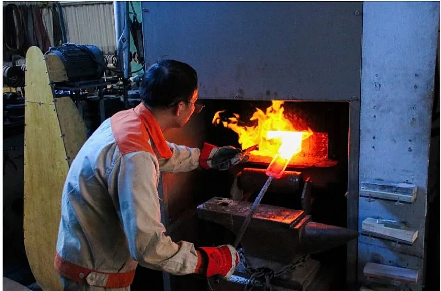Nghệ nhân Lê Ngọc Lâm tỉ mỉ trong từng công đoạn làm ra sản phẩm