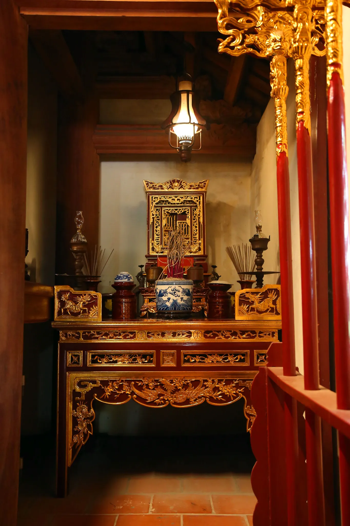 Một ban thờ trong đình Thị Cấm