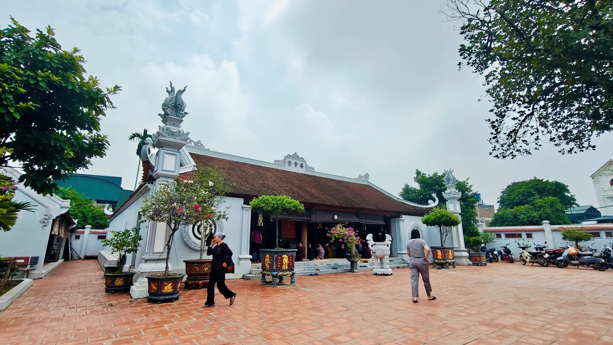 Chính điện chùa Bà Tề