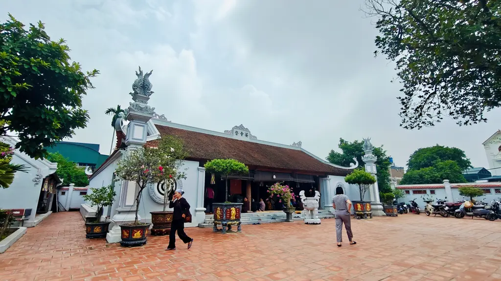 Chính điện chùa Bà Tề