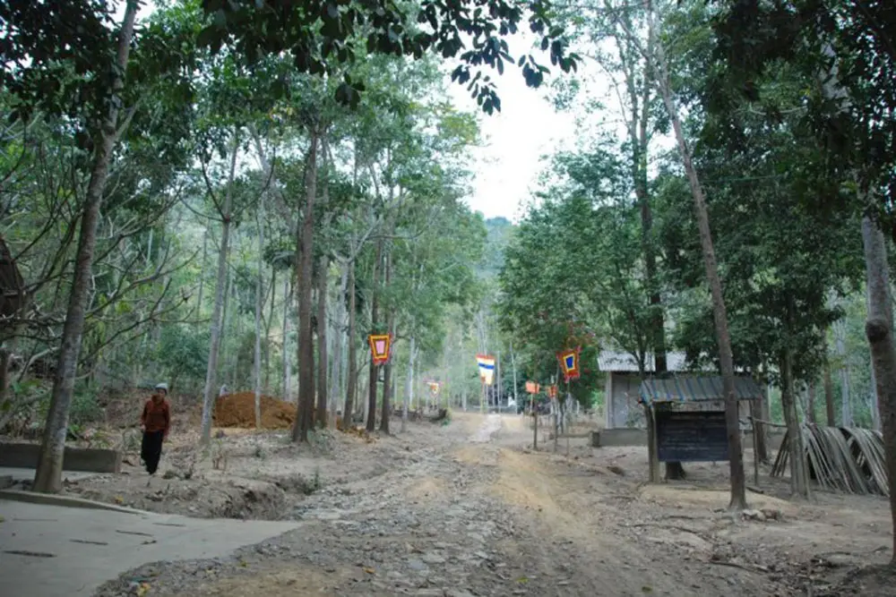 Lối dẫn lên Chùa Thạch Long