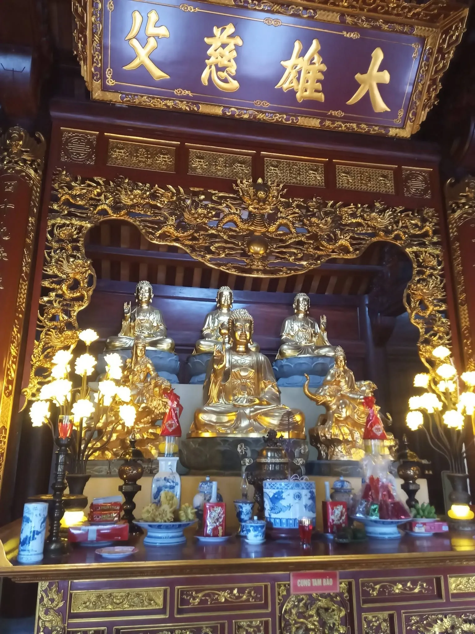 Cung Tam Bảo trong Đền Trần Thương