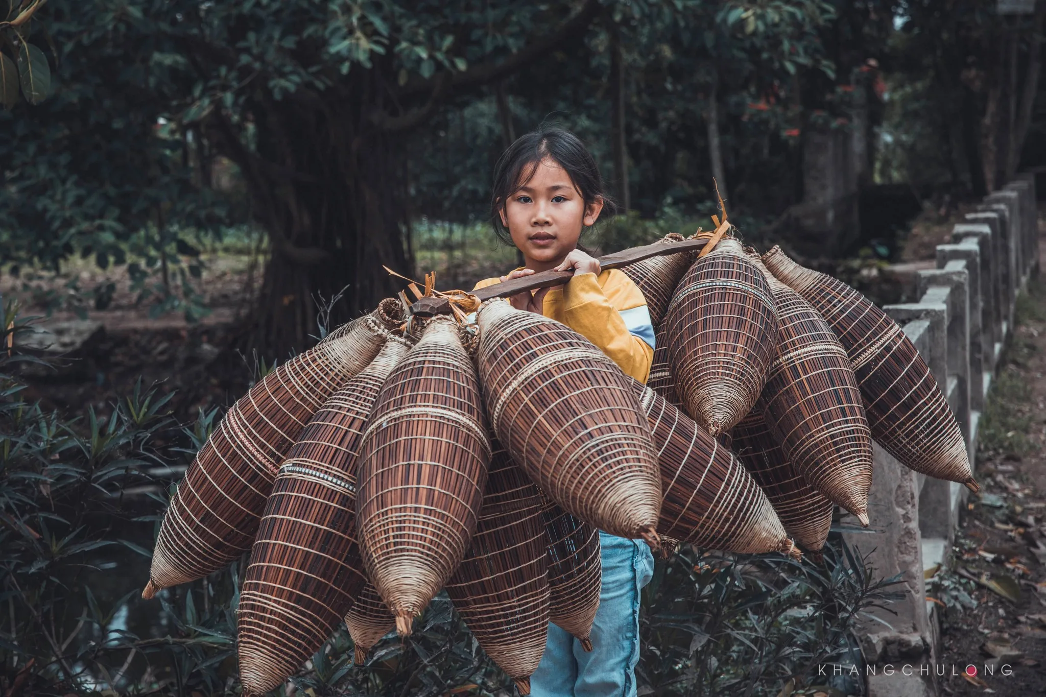 Bé gái bên những chiếc đó làng nghề Thủ Sỹ
