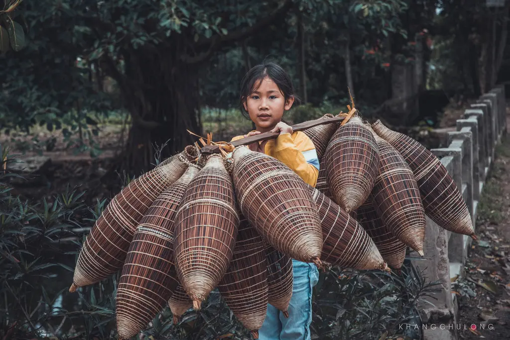 Bé gái bên những chiếc đó làng nghề Thủ Sỹ