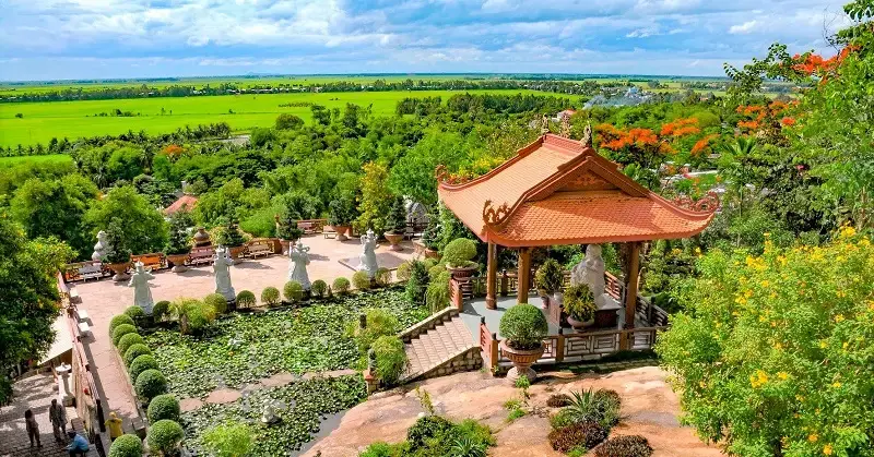 Khuôn viên Chùa Hang
