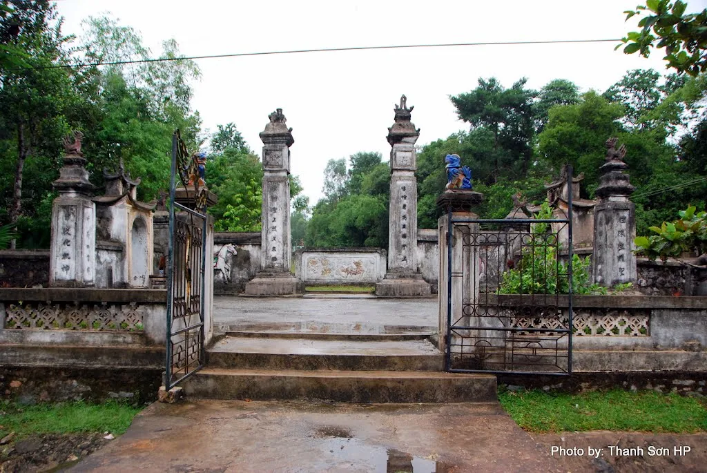 Quang cảnh phía trước Đền Tam Lang