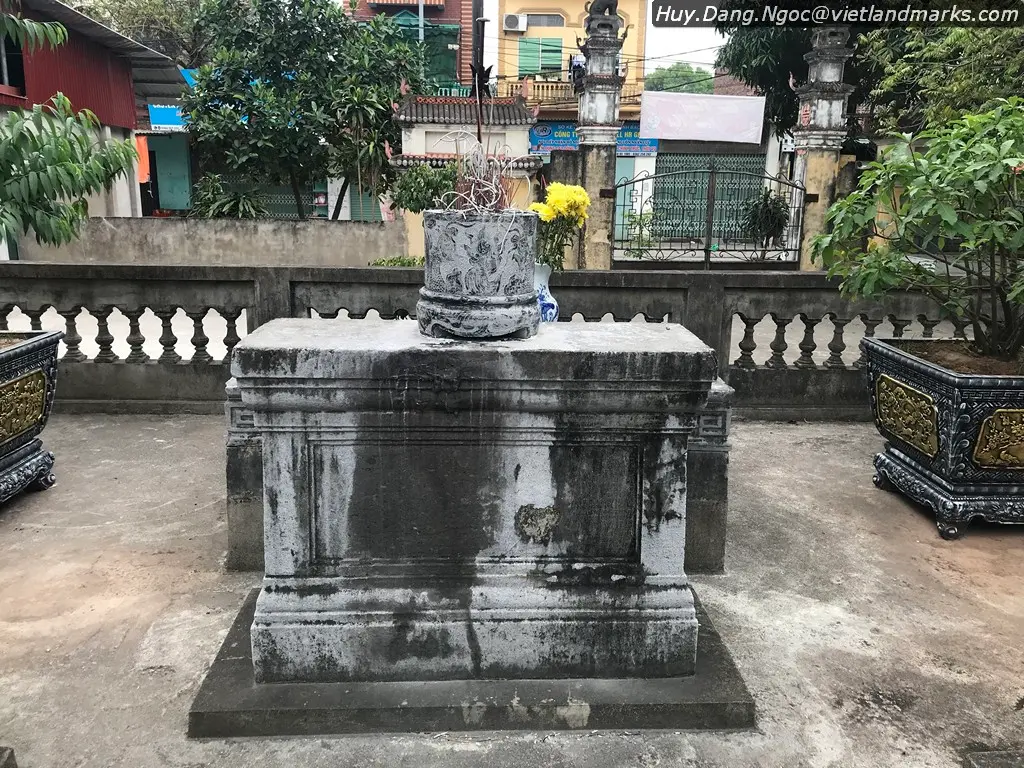 Bệ thờ đá tại Lăng Quận Chờ