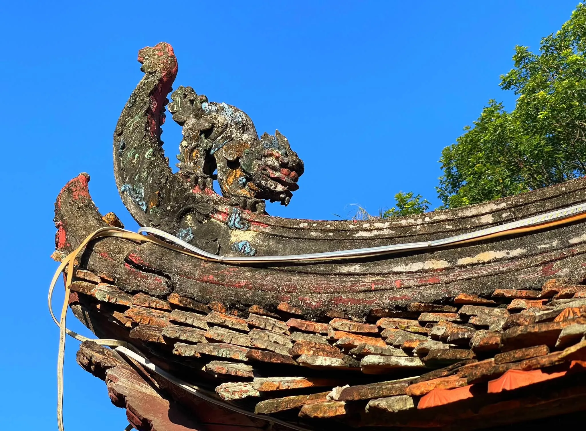 Hình tượng lân trên bờ chảy mái đình Tam Tảo