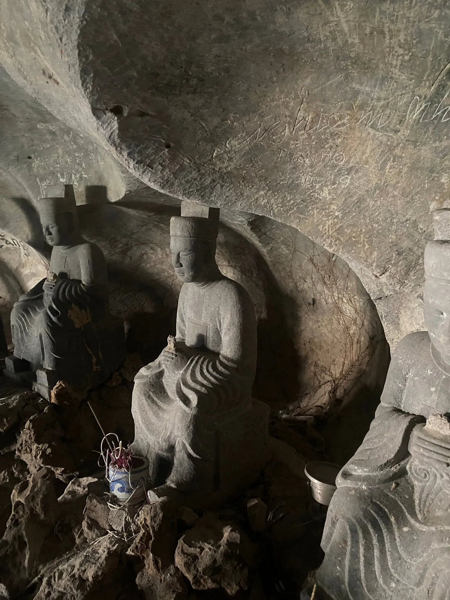 Tượng phật la Hán trong động long Tiên tại Chùa Trầm