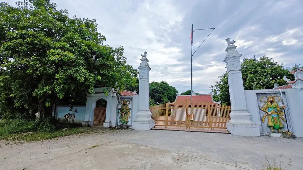 Cảnh quan bên ngoài di tích Nhà Thờ Phan Kính