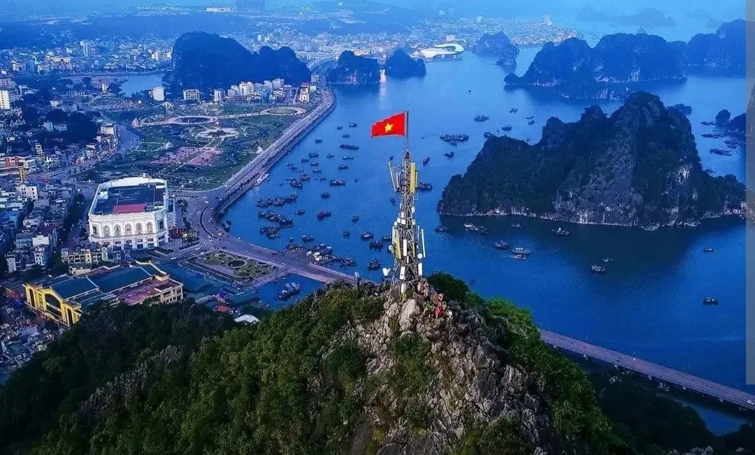 Cảnh quan tại Trung Tâm Điện Chính Bưu Điện Quảng Ninh Trên Núi Bài Thơ