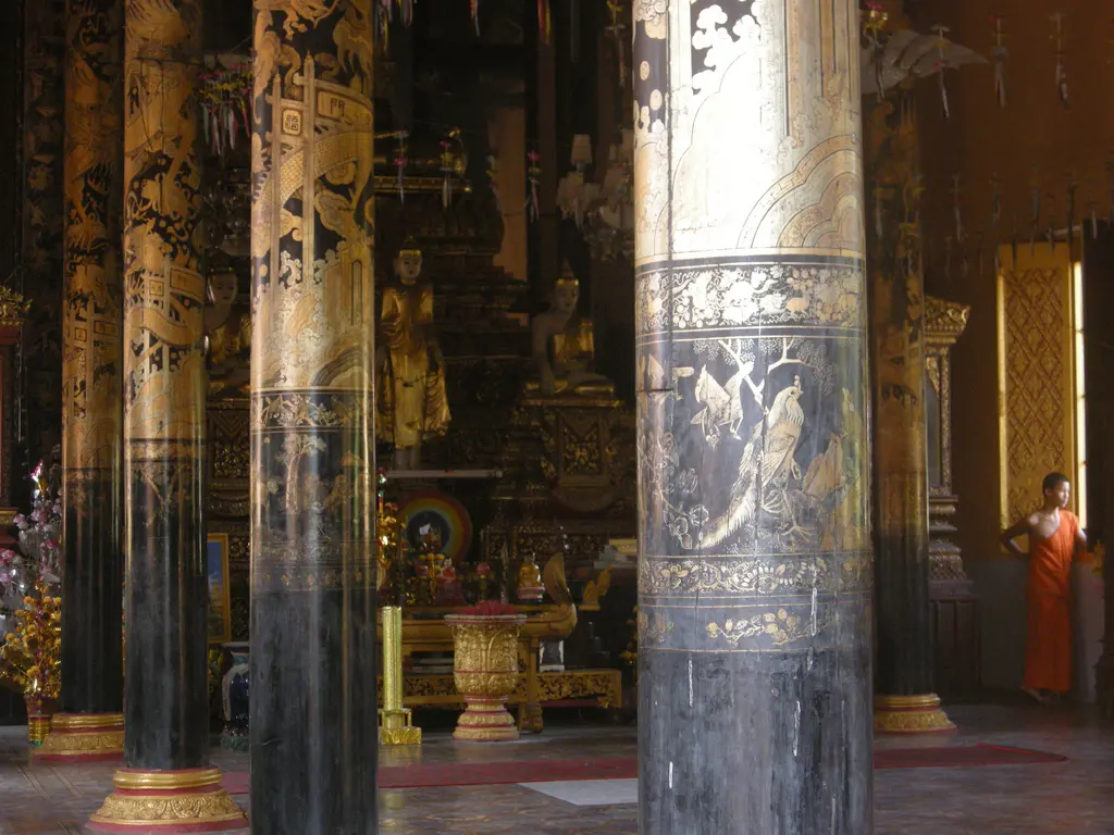 Bên trong Chùa Kh'leang