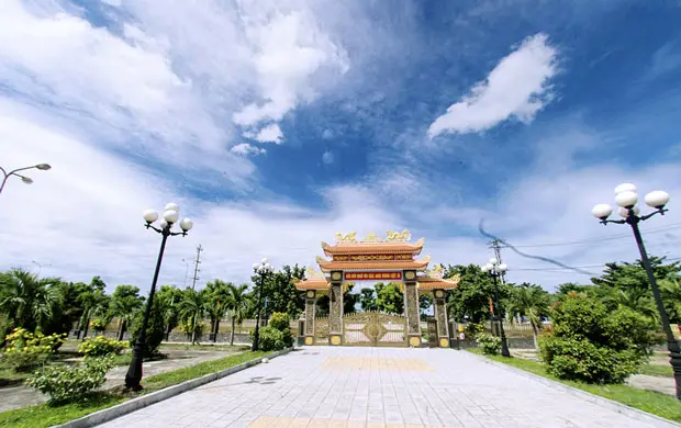 Cổng khu di tích Nghĩa Trủng Hòa Vang