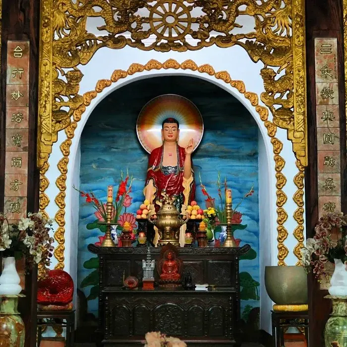 Ban thờ bên trong chính điện Chùa Tam Thai