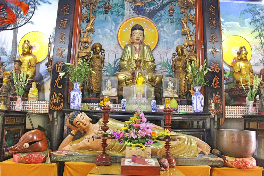 Bên trong điện thờ chính Chùa Hội Linh