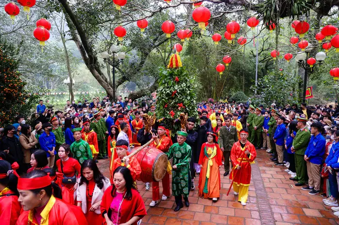 Quang cảnh Hội đền Sóc (Sóc Sơn)