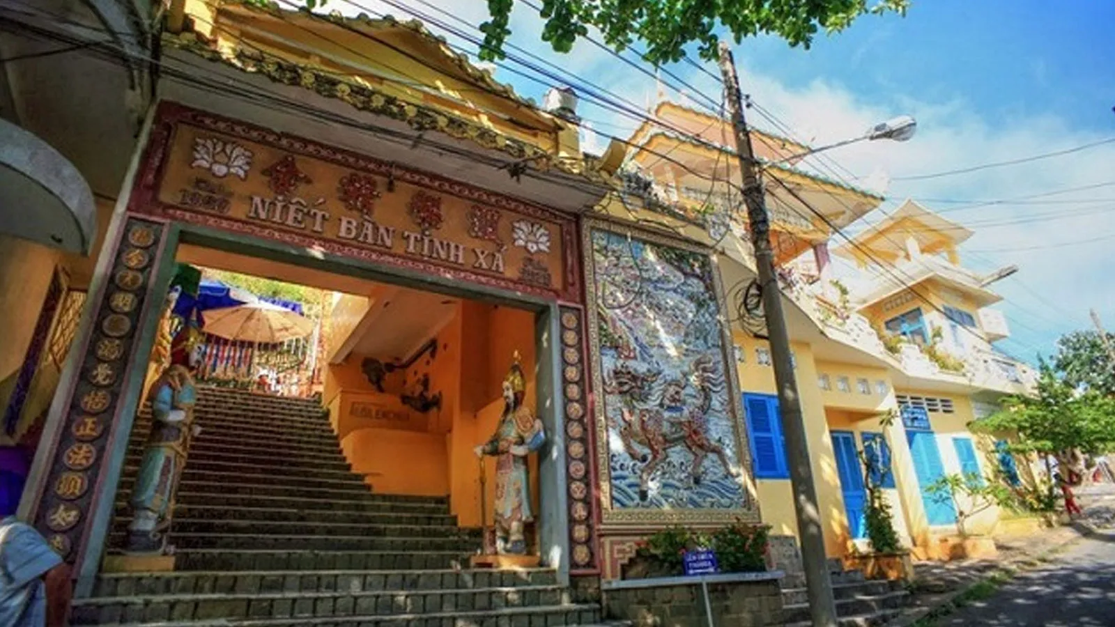 Cổng chùa Niết Bàn Tịnh Xá