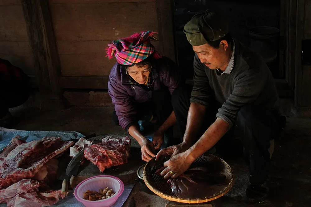 Mổ lợn đón Tết tại Lễ hội Tết cổ truyền (Hồ Sự Chà) của Dân tộc Hà Nhì