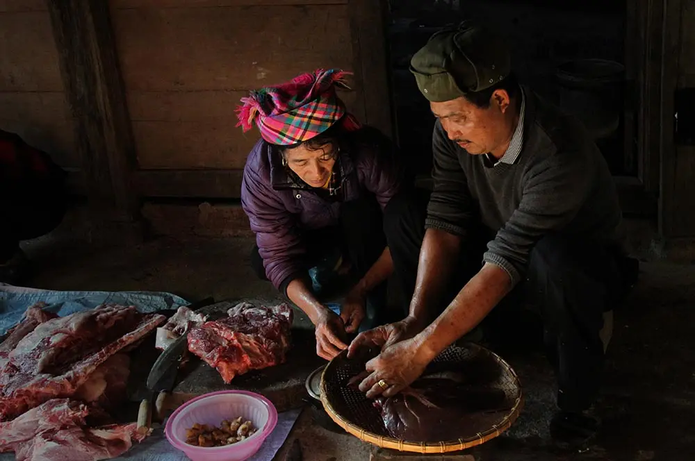 Mổ lợn đón Tết tại Lễ hội Tết cổ truyền (Hồ Sự Chà) của Dân tộc Hà Nhì