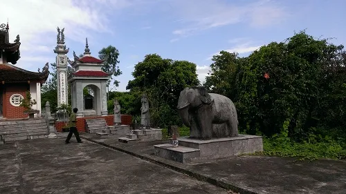 Dãy tượng đá trong khuôn viên Lăng quận công Bùi Đăng Châu