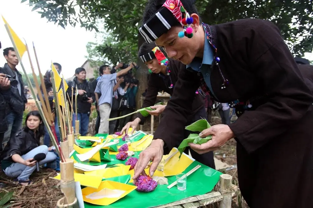 Những người đàn ông dân tộc Lự chuẩn bị lễ vật Lễ cúng bản “Căm Mương” dân tộc Lự