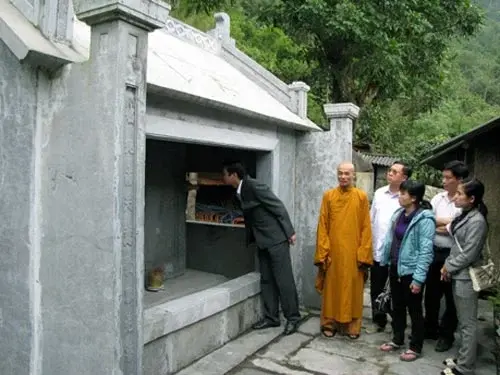 Bia đá tại Chùa Hồ Thiên