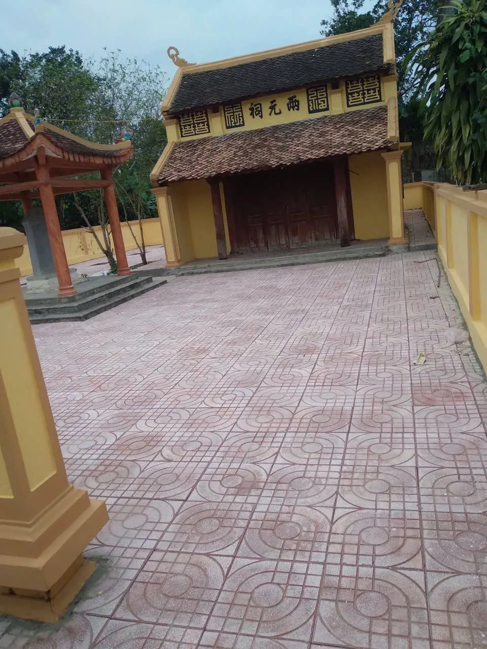 Khuôn viên Nhà thờ Bùi Dương Lịch