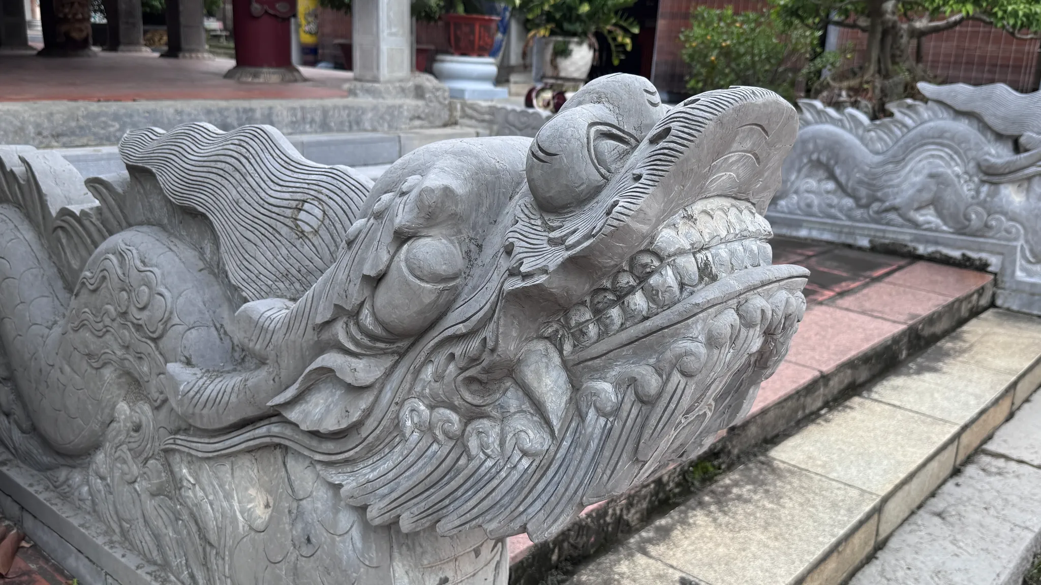 Đặc tả chi tiết đầu rồng đá lối vào phương đình đình Kiều Mai
