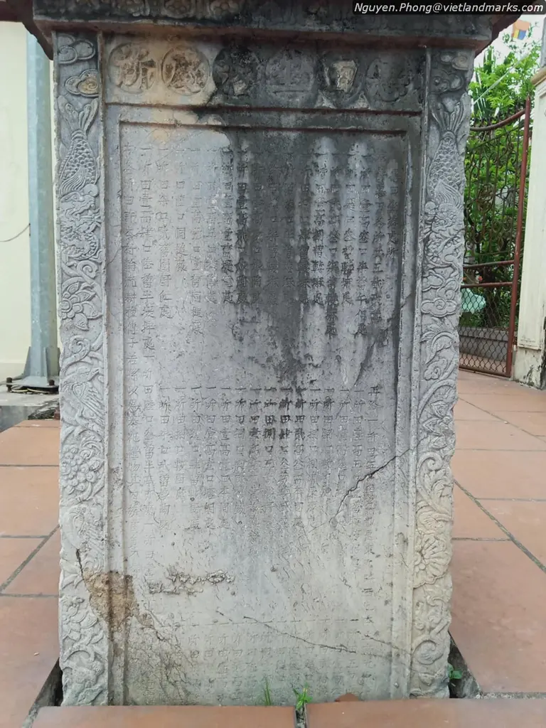 Cột đá cổ tại Chùa Linh Quang