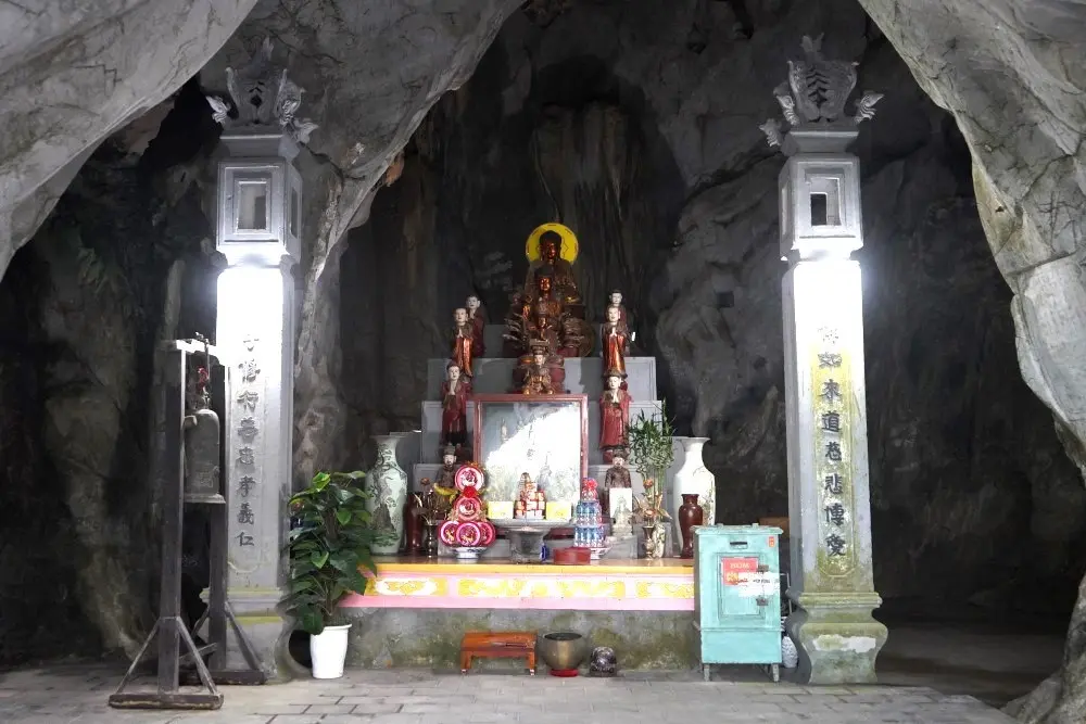 Bên trong Động Kính Chủ