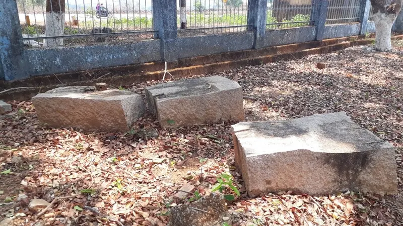 Những phiến đá dấu tích địch dùng xây dựng đồn bốt tại Địa điểm chiến thắng Đăk Tô