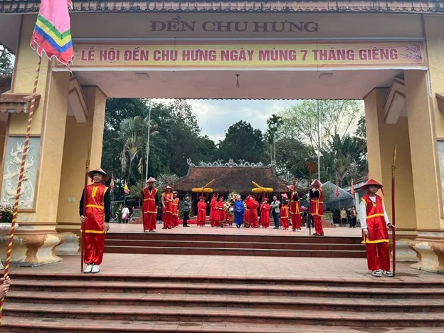 Quang cảnh Lễ hội đền Chu Hưng