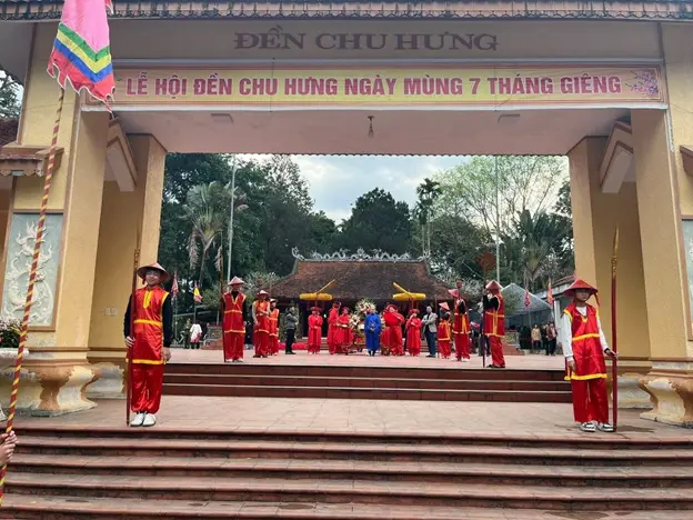 Quang cảnh Lễ hội đền Chu Hưng