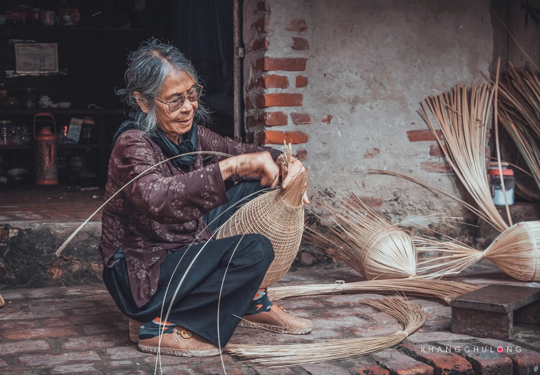 Khéo léo với từng chiếc nan để hoàn thiện những chiếc đó
