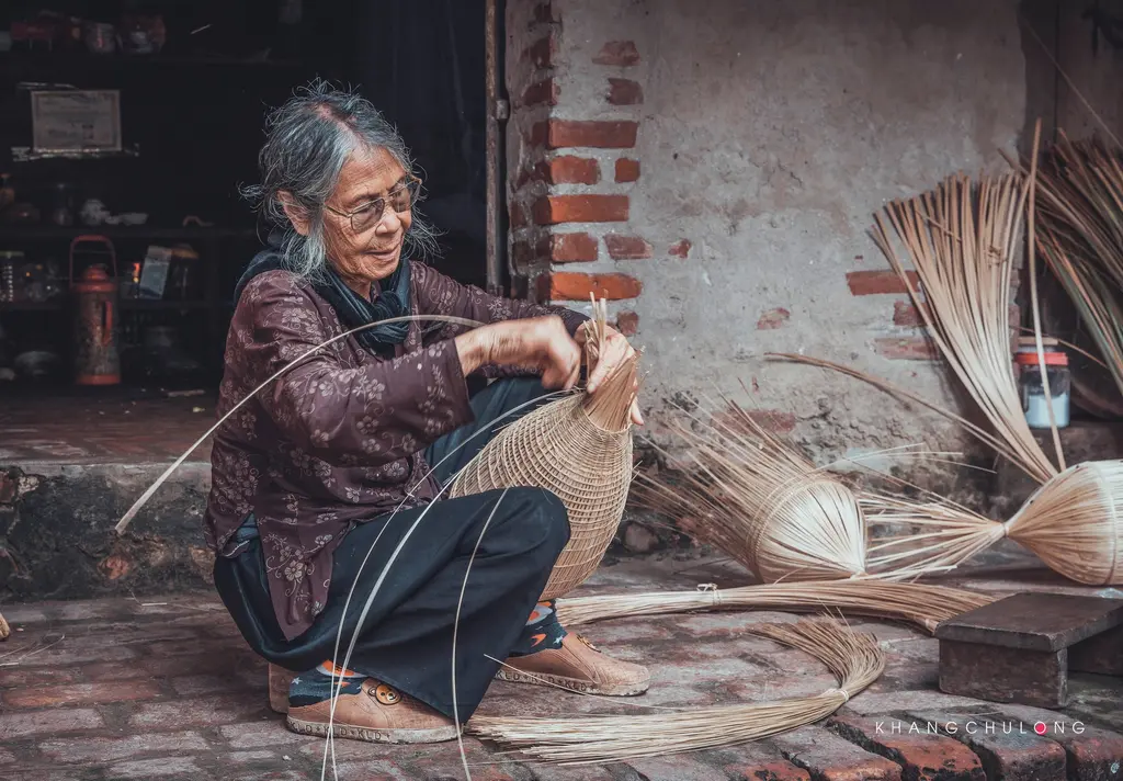 Khéo léo với từng chiếc nan để hoàn thiện những chiếc đó