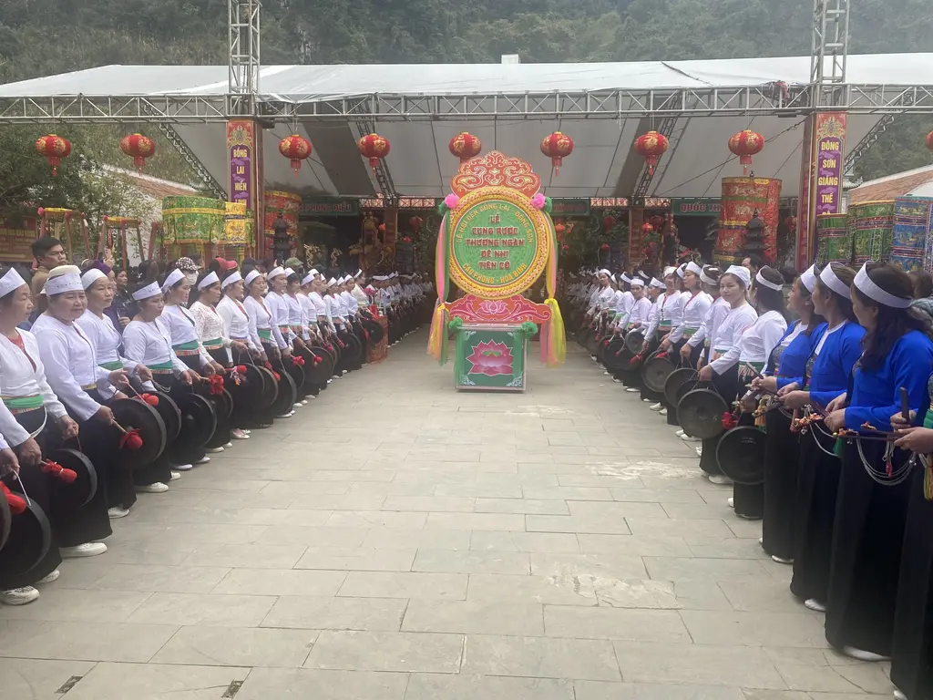 Dàn chiêng tham gia lễ rước Lễ hội đình Bồng Lai